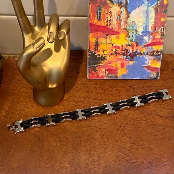 Men’s stainless steel and black bracelet. Very handsome! - Picture 5 of 7